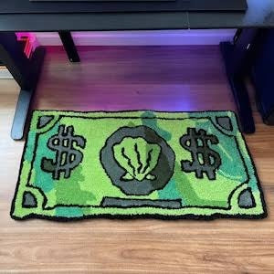 Alfombra billete verde delante de un escritorio gaming